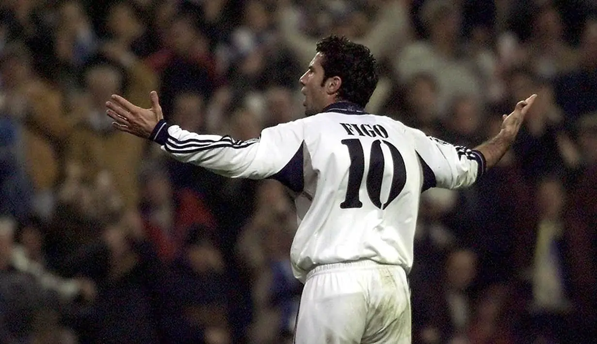 Luis Figo, gelandang sayap asal Portugal itu selama lima musim dari 2000-2001 hingga 2004-2005 mengenakan nomor 10 bersama Los Galacticos. (AFP/Marc Alex)  