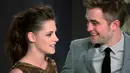 Dilansir dari People, Kristen Stewart merasa kebersamaannya dengan Robert Pattinson disalahgunakan sebagai produk yang bisa dijual. Hal itu pun membuatnya tak merasa nyaman. (FREDERIC LAFARGUE  AFP)