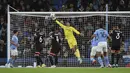 Penjaga gawang Sevilla Yassine Bounou menyelamatkan bola saat bertanding melawan Manchester City pada pertandingan grup G Liga Champions di stadion Etihad di Manchester, Inggris, Kamis (3/11/2022). Man City menang atas Sevilla dengan skor 3-1. (AP Photo/Rui Vieira)