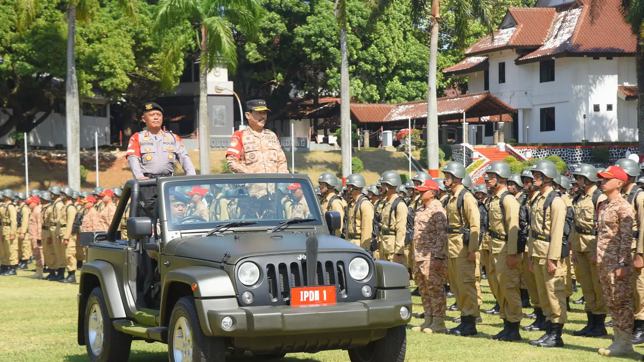 Upacara Pembukaan Pendidikan Dasar Mental dan Disiplin Praja (Diksarmendispra) di Lapangan Parade Abdi Praja, Kampus IPDN Jatinangor.