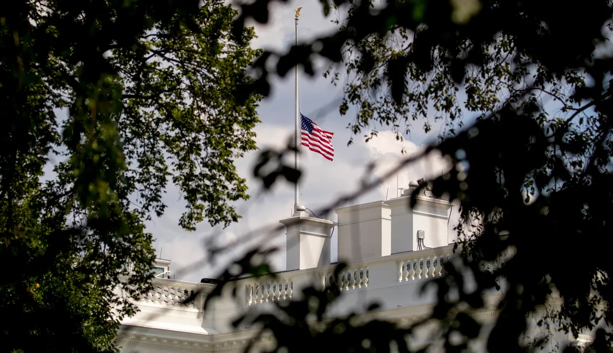 Bendera Amerika Serikat berkibar setengah tiang di Gedung Putih, Washington DC, Minggu (4/8/2019). Presiden Donald Trump memerintahkan pengibaran bendera setengah tiang di semua gedung pemerintah untuk mengenang korban tewas dalam dua penembakan massal di El Paso, Texas, dan Ohio. (AP/Andrew Harnik)