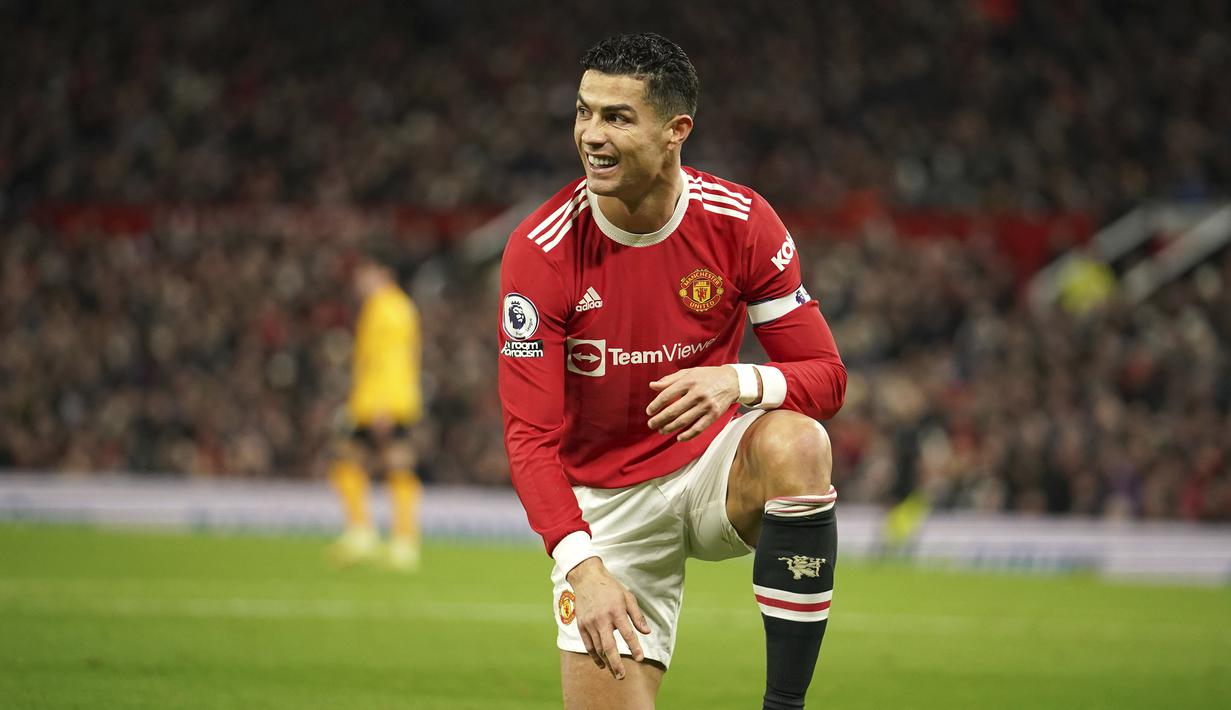 Cristiano Ronaldo. Striker Portugal yang kini memasuki musim pertama di periode keduanya bersama Manchester United ini menjadi pemain dengan gaji tertinggi di Liga Inggris. Tampil 21 laga dengan torehan 14 gol dan 3 assist, ia digaji 510 ribu pound per pekan setara Rp9,9 miliar. (AP/Dave Thompson)