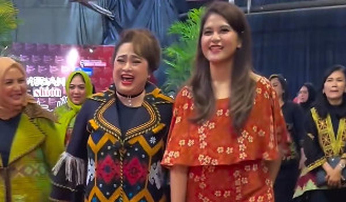 Saat di lokasi, Kahiyang nampak hadir dalam balutan pakaian cantik berwarna oranye. <br>