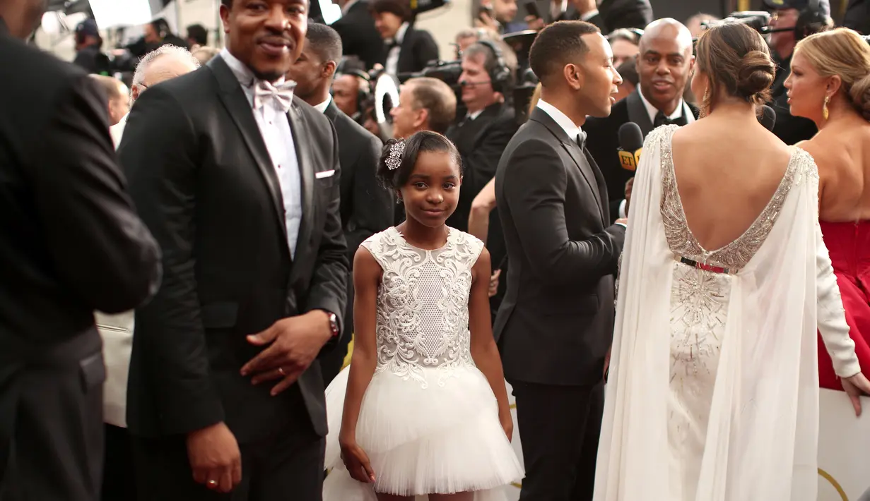 Aktris muda Saniyya Sidney menghadiri ajang bergengsi Oscar 2017 di Los Angeles, Minggu (26/2). Brand milik desainer Indonesia, Mischka Aoki mendapat tempat di karpet merah Oscar setelah dikenakan Saniyya Sidney. (Christopher Polk/Getty Images/AFP) 