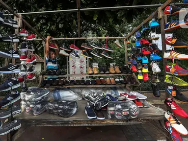 Pedagang sepatu menata barang dagangannya di Tanah Abang, Jakarta Selasa (5/1/2021). Pemerintah mengalokasikan anggaran untuk program pemulihan ekonomi nasional (PEN) 2021 mencapai Rp 403,9 triliun, naik dari rencana sebelumnya sebesar Rp372,3 triliun. (Liputan6.com/Johan Tallo)