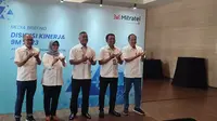 Direktur Utama PT Dayamitra Telekomunikasi Tbk atau Mitratel (MTEL) Theodorus Ardi Hartoko bersama jajarannya saat konferensi pers kinerja, Senin (30/10/2023). Dok: Nurmayanti