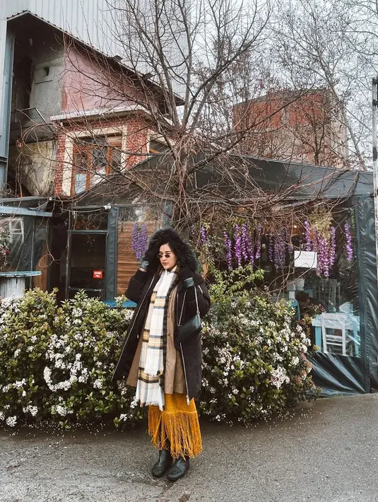 Seperti dipadukan dengan dress fringe warna mustard. Dengan tambahan aksesori syal yang trendi dan hangat. [Foto: @cameliaputricp]