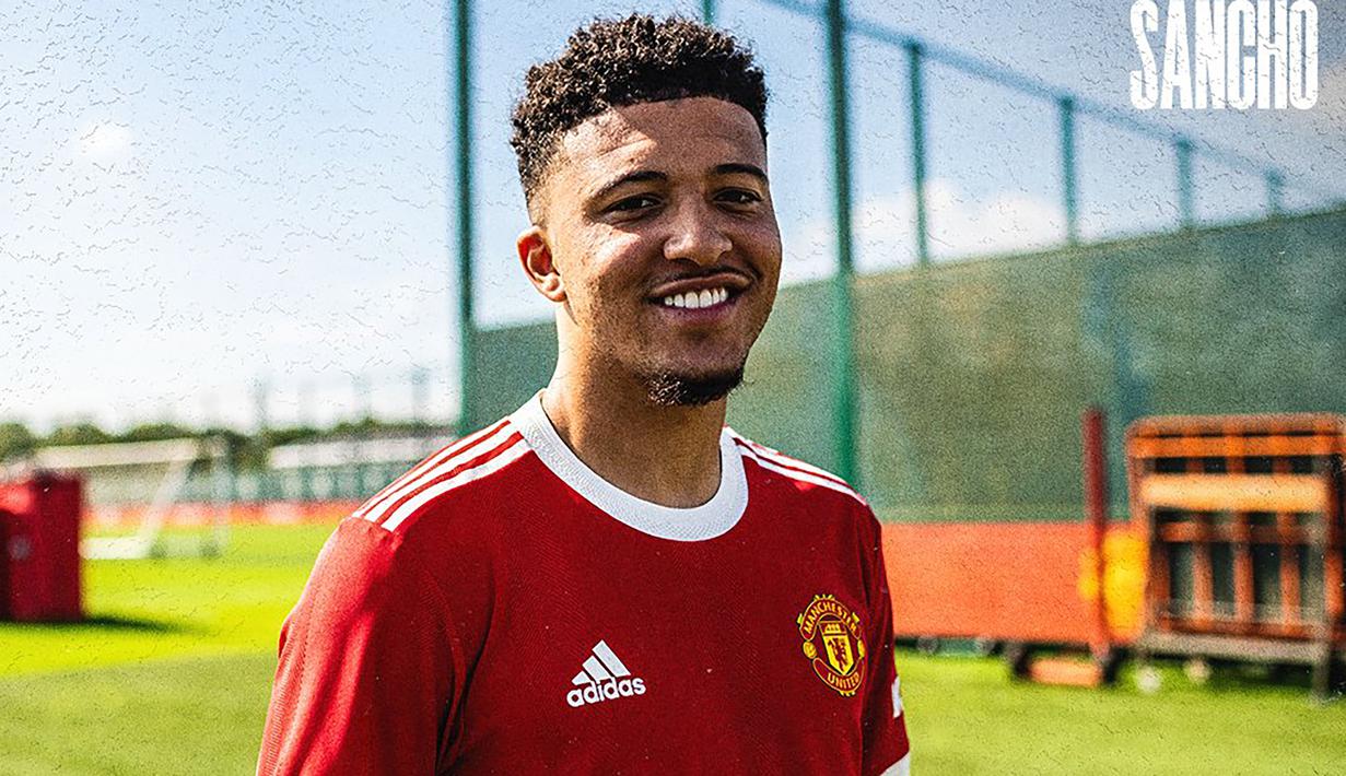 Manchester United merampungkan perburuan sayap Borussia Dortmund, Jadon Sancho pada 23 Juli lalu. Bintang Borussia Dortmund itu ditebus dengan mahar senilai 73 juta pund sterling, lebih murah dari yang pernah dipatok pada musim lalu senilai 108 juta pound sterling. (Foto: twitter@manutd)