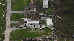 Sisa-sisa rumah yang hancur terlihat setelah Badai Ida di Lafitte, La (6/9/2021). Total korban tewas akibat Badai Ida disebut mencapai 50 orang. (AP Photo/Matt Slocum)