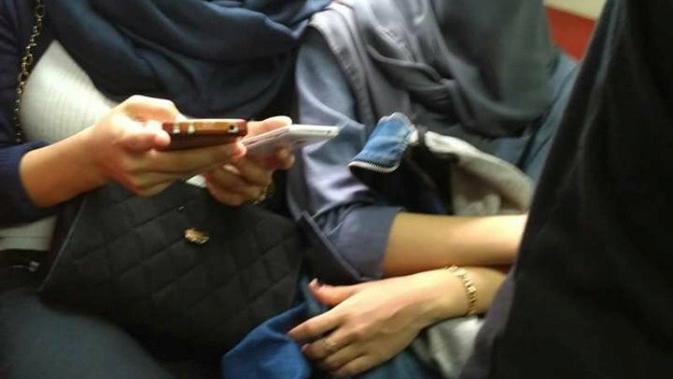 Membiarkan Seorang Kakek Berdiri di KRL, Cewek Ini Dicari 