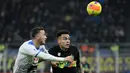 Penyerang Inter Milan Lautaro Martinez (kanan) berebut bola dengan bek Napoli Kosovar Amir Rrahmani dalam lanjutan Liga Italia di Giuseppe Meazza, Senin (22/11/2021) dini hari WIB. Inter Milan sukses mengandaskan Napoli dengan skor tipis 3-2. (Filippo MONTEFORTE / AFP)