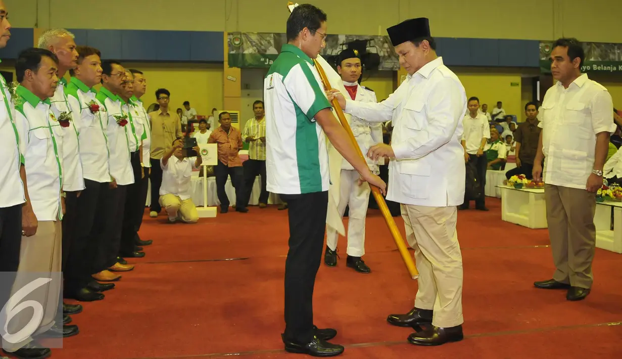 Ketua Umum Partai Gerindra Prabowo Subianto melantik Sandiaga Uno sebagai ketua DPP Asosiasi Pedagang Pasar Seluruh Indonesia (APPSI) di Jakarta, Selasa (22/3). Sandiaga Uno mengantikan Prabowo yang sebelumnya menjadi APPSI. (Liputan6.com/Gempur M Surya)