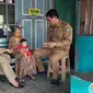 Fiqri Hidayat&nbsp;blusukan ke kampung-kampung, masuk dari pintu ke pintu, demi mengantarkan makanan tambahan untuk para bayi demi melawan stunting. (Liputan6.com/ Ahmad Adirin)