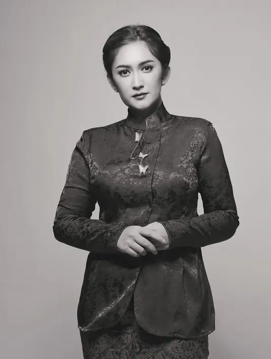 Itulah potret Nafa Urbach yang tampil menawan dan anggun dengan kebaya Janggan. Bagaimana menurutmu, Sahabat Fimela?  [@nafaurbach]