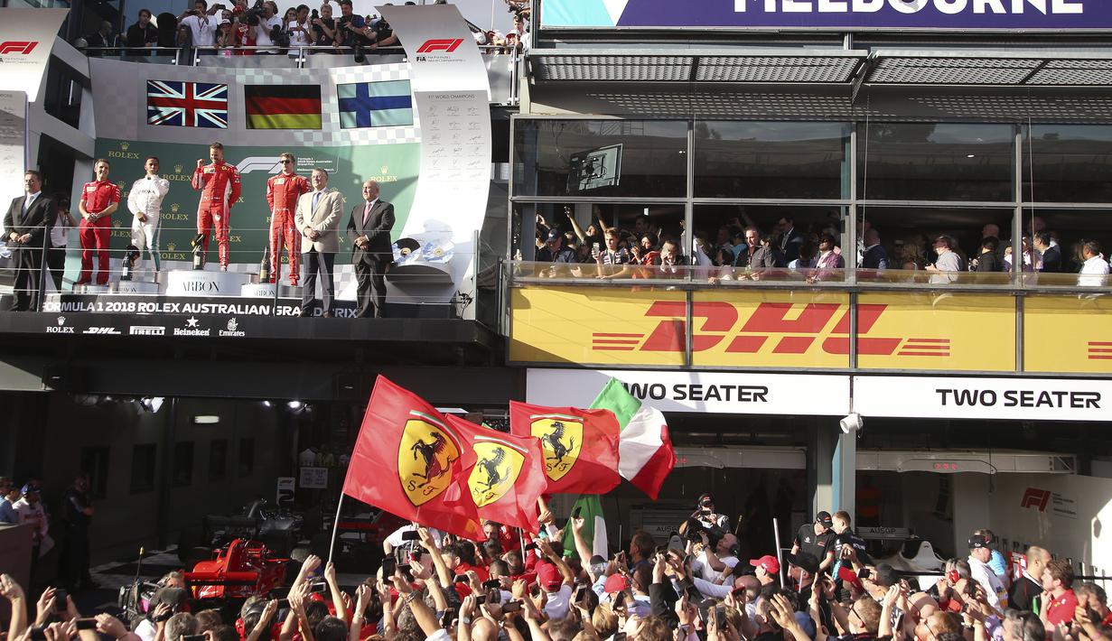 Suasana penyerahan trofi F1 GP Australia di Sirkuit Albert Park, Melbourne, Minggu (25/3/2018). Vettel memenangi balapan dengan selisih 5,036 detik dari Hamilton. (AP/Rick Rycroft)