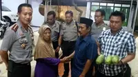 Kapolres Jember AKBP Kusworo Wibowo (kanan) mendampingi Suryati dan Bawon yang berjabat tangan usai berdamai dalam kasus pencurian 3 buah pepaya di Jenggawah. (Times Indonesia/Istimewa)