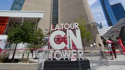 Sejumlah pengunjung yang mengenakan masker mengunjungi CN Tower di Toronto, Kanada, pada 15 Juli 2020. Setelah ditutup akibat pandemi COVID-19, CN Tower dibuka kembali untuk umum dengan pengunjung diwajibkan mengenakan masker atau penutup wajah di dalam menara tersebut. (Xinhua/Zou Zheng)