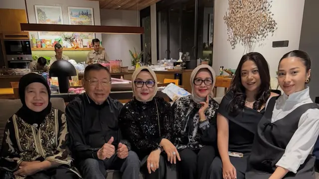 Nikita Willy saat Rayakan Tahun Baru 2026 pakai baju hitam putih. [@yorafebrina]