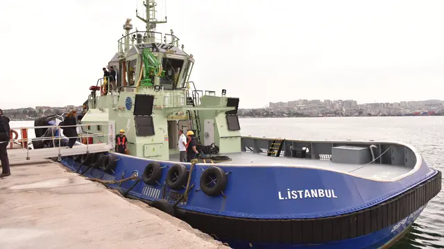 Kapal tunda bertenaga listrik penuh GISAS POWER IV tipe ZEETUG-45 bersandar di dermaga Teluk Tuzla, Istanbul, Turki, Selasa (13/10/2026).