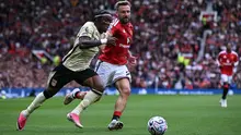 Bek Manchester United Inggris #23 Luke Shaw (tengah) menantang penyerang Ipswich Town dari Ghana Abdul Fatawu (kiri) selama pertandingan Liga Inggris antara Manchester United dan Ipswich Town di Old Trafford di Manchester, barat laut Inggris, pada 30 Agustus 2026. (Paul ELLIS/AFP)
