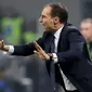 Pelatih Juventus, Massimiliano Allegri menginstruksikan pemainnya saat bertanding melawan AC Milan pada lanjutan Liga Serie A Italia di stadion San Siro, Milan (11/11). Juventus menang 2-0 atas AC Milan. (AP Photo / Luca Bruno)