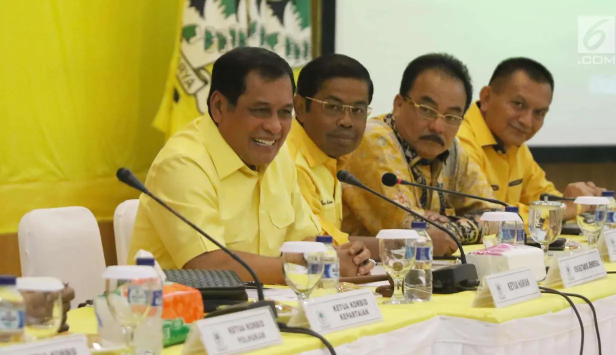 Ketua Harian Golkar, Nurdin Halid dan jajaran petinggi partai menggelar rapat pleno di kantor DPP Golkar, Jakarta, Selasa (21/11). Rapat digelar sebagai sikap atas penahanan Setya Novanto, yang menjadi tersangka kasus e-KTP. (Liputan6.com/Angga Yuniar)