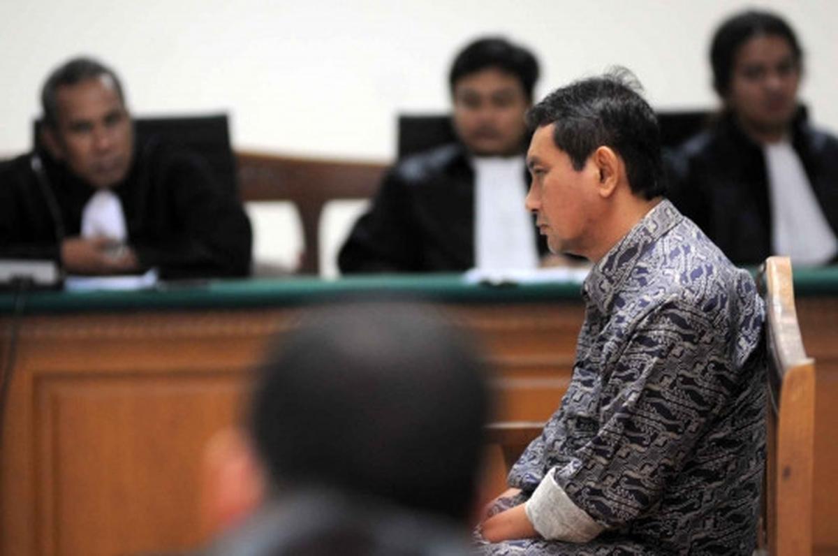Dituntut JPU 19 tahun penjara, Udar tampak lesu
