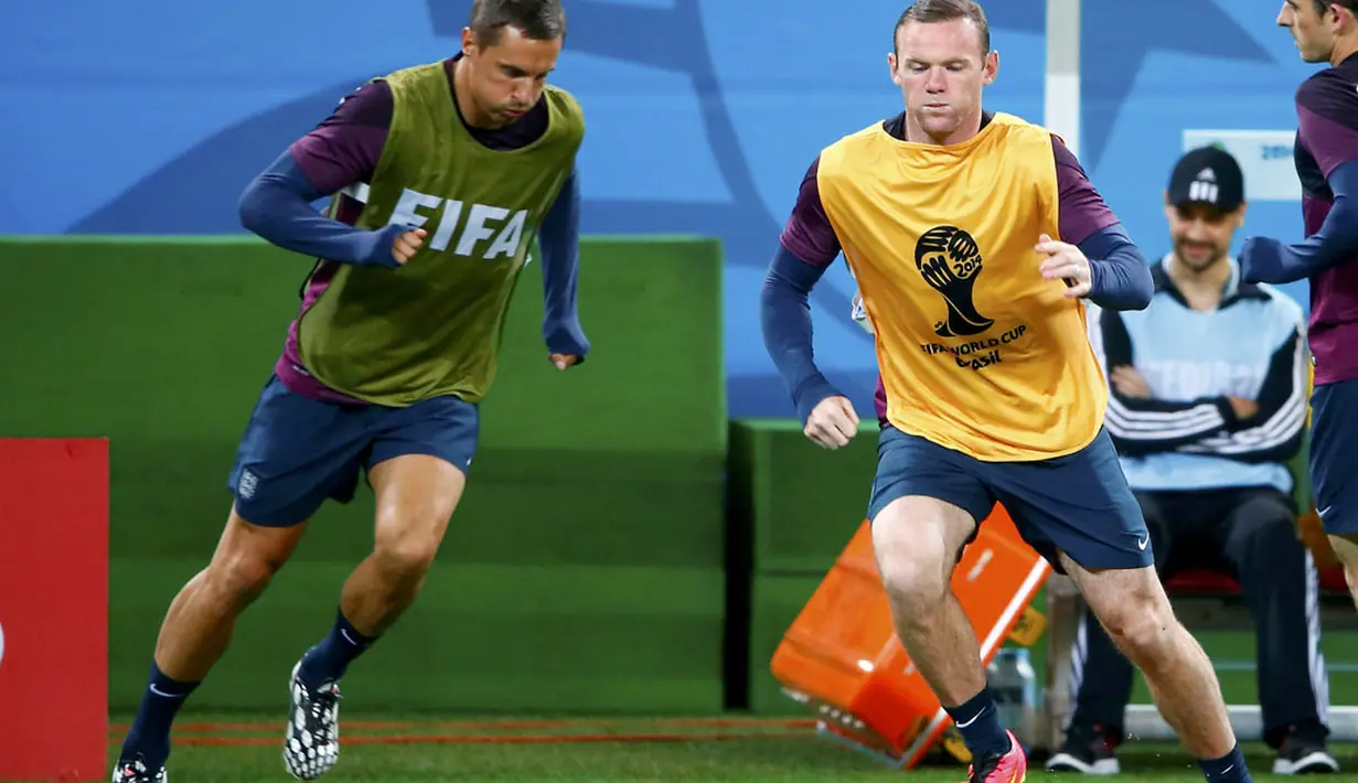 Pemain depan Timnas Inggris, Wayne Rooney (kanan) dan Jordan Henderson berlatih serius jelang laga kontra Uruguay di Stadion Corinthians, Sao Paolo, Brasil, (19/6/2014). (REUTERS/Tony Gentile)