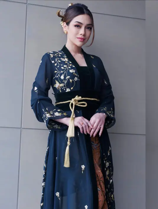 Kebaya memiliki ragam model yang bisa dikreasikan. Kali ini, Celine hadirkan gaya berkebaya panjang dengan silet paduan kimono dan kebaya tradisional. [Foto: Instagram/ Celine Evangelista]