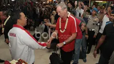 Pelatih Timnas Indonesia, Alfred Riedl disambut Menpora Imam Nahrawi di Bandara Soekarno-Hatta, Cengkareng. Timnas Indonesia tiba menggunakan maskapai Garuda Indonesia tepat pukul 18.30 WIB. (18/12/2016). (Bola.com/Nicklas Hanoatubun)