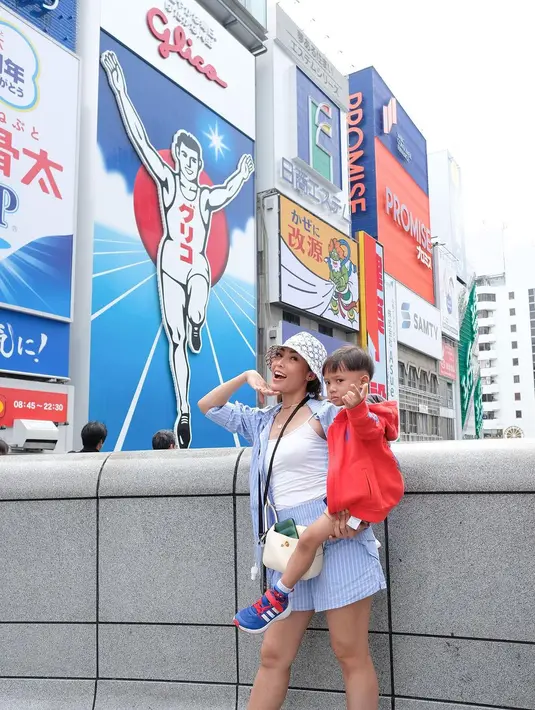 Setelan kemeja dan celana pendek yang dipadukan dengan tanktop semakin seru jika ditambahkan bucket hat sebagai aksesori. [Foto: IG/mrsayudewi].