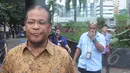 Barnabas Suebu, berjalan pulang usai mendatangi Komisi Pemberantasan Korupsi (KPK), Jakarta, Jum'at (13/2/2015).  Barnabas Suebu menjadi saksi terkait kasus korupsi DED PLTA  tahun 2009-2010 Provinsi Papua. (Liputan6.com/Herman Zakharia)