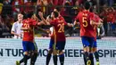 Para pemain Spanyol merayakan gol yang dicetak Daid Silva ke gawang Belgia. Gol kedua Spanyol dicetak David Silva melalui tendangan penalti. (AP/Geert Vanden Wijngaert)