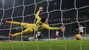 Kiper AS Roma, Wojciech Szczesny berusaha mengamankan gawangnya dari tendangan pemain Internazionale pada laga Serie A di Stadion San Siro, Itali, Sabtu (31/10/2015). (Reuters/Stefano Rellandini)