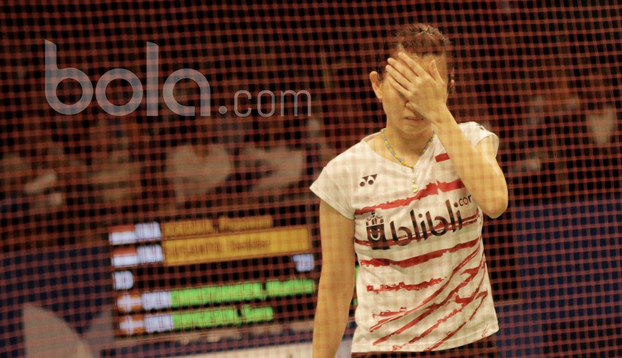 Ganda campuran Indonesia, Debby Susanto, tampak kecewa usai kalah dari pasangan Denmark, Mathias Christiansen/Sara Thygesen, di Indonesia Open 2017 di JCC, Selasa (13/6/2017). Pasangan Indonesia takluk  21-15, 19-21, 11-21. (Bola.com/M Iqbal Ichsan)
