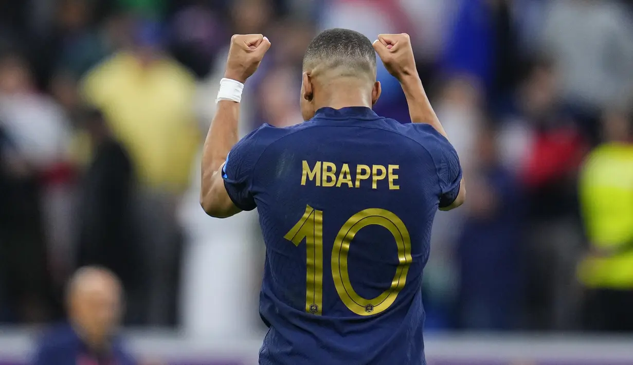 Penyerang Prancis Kylian Mbappe merayakan kemenangan timnya atas Inggris pada laga perempat final Piala Dunia 2022 di Al Bayt Stadium, Minggu (11/12/2022) dini hari WIB. Mbappe tampak merayakan gagalnya penalti Kane dan berteriak serta tertawa lepas.(AP Photo/Natacha Pisarenko)