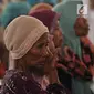 Warga saat menghadiri pendistribusian Kartu Lansia Jakarta (KLJ) di Jakarta Islamic Center, Koja, Rabu (24/4). Penerima KLJ mendapatkan Rp 600.000 per bulan sebagai bentuk pemberian bantuan sosial untuk pemenuhan kebutuhan dasar bagi lanjut usia. (merdeka.com/Iqbal S. Nugroho)