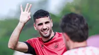 Bek Persik, Kiko Carneiro, tampak ceria menjalani latihan hari pertama usai libur Idulfitri. Sektor pertahanan Persik jadi fokus utama sebelum menghadapi Persijap dua pekan lagi di Kediri. (Media Persik Kediri)