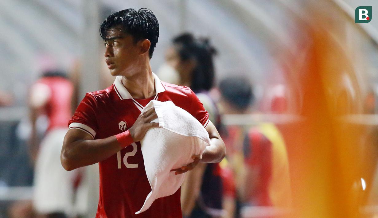 Satu lagi kelebihan Pratama Arhan yang kerap menjadi senjata. Dia juga dikenal punya lemparan jarak jauh yang keras dan akurat. (Bola.com/M iqbal Ichsan)