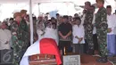 Suasana pemakaman pengacara senior Adnan Buyung Nasution di TPU Tanah Kusir, Jakarta, Kamis (24/9/2015). Adnan meninggal dunia pada Rabu (23/9) di RSPI setelah dirawat karena mengalami gangguan jantung dan ginjal. (Liputan6.com/Angga Yuniar)