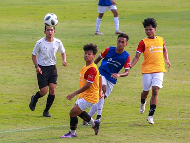 Hari pertama seleksi tahap akhir pemain Timnas Indonesia U-17 yang akan dipersiapkan menuju Piala Dunia U-17 berlangsung di Lapangan A, Kompleks Stadion Utama Gelora Bung Karno (SUGBK), Senayan, Jakarta, Selasa (15/08/2023). Seleksi yang akan berlangsung selama tiga hari hingga 17 Agustus 2023 tersebut diikuti oleh 42 pemain hasil seleksi di 12 kota di Indonesia untuk memilih amunisi tambahan bagi skuad Timnas Indonesia U-17. Seleksi yang dipimpin langsung oleh pelatih Bima Sakti juga dihadiri oleh Konsultan pelatih, Frank Wormuth hingga Direktur Teknik PSSI, Indra Sjafri. (Bola.com/Bagaskara Lazuardi)