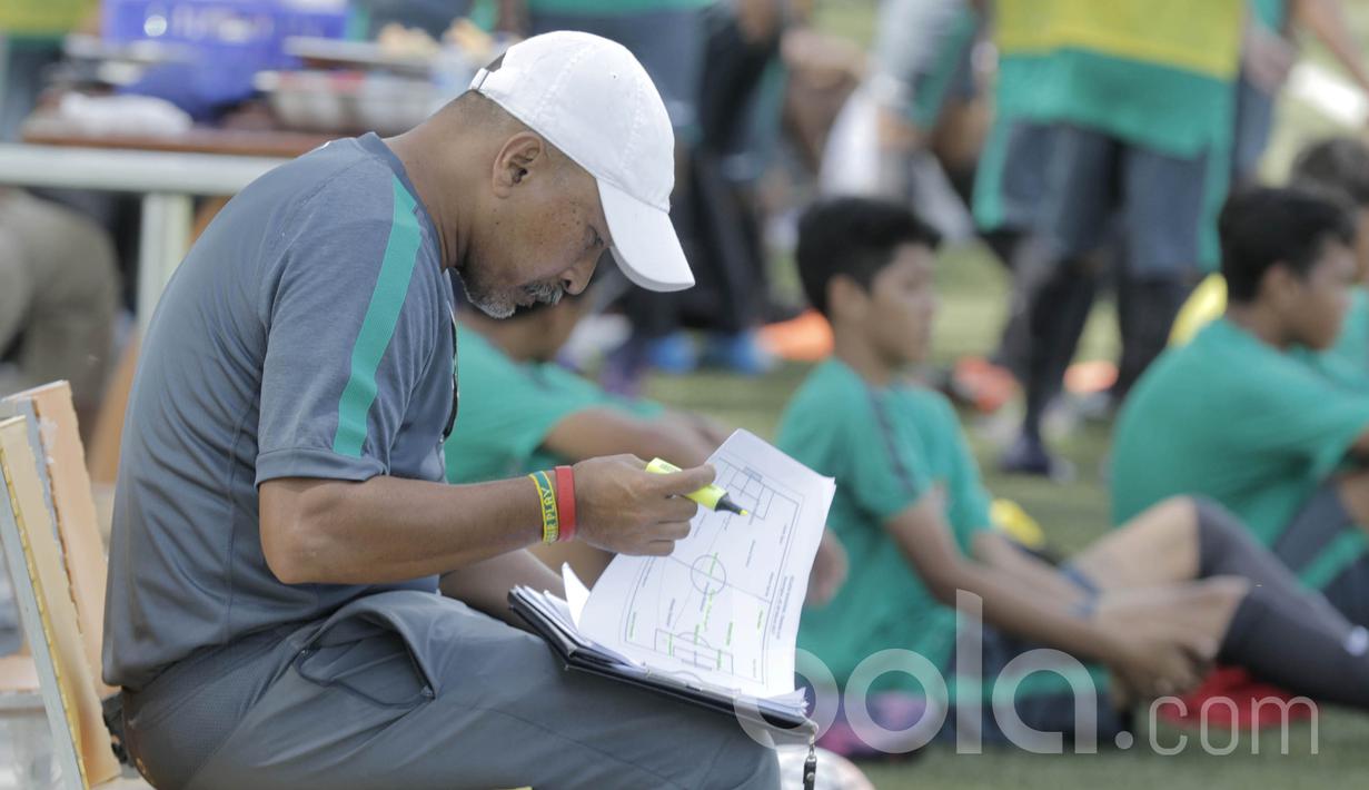 Pelatih Timnas Indonesia U-16, Fachri Husaini, saat memantau latihan Timnas Indonesia U-16. Setelah pensiun sebagai pemain sepak bola pada tahun 2001, Fachri mengikuti kursus kepelatihan. (Bola.com/M Iqbal Ichsan)