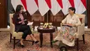 Gaya Menlu Retno Marsudi memang selalu menarik untuk disimak. Ia seringkali membagikan kesehariannya di akun Instagram pribadinya (@retno_marsudi). Kemarin, Retno Marsudi bekerja dengan outfit yang menarik perhatian. [Foto: Instagram/retno_marsudi]