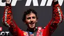 Francesco Bagnaia mampu menjaga jarak dengan Marc Marquez hingga +1.469 detik. (Marco BERTORELLO/AFP)