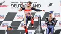 Pembalap Repsol Honda, Marc Marquez, berhasil meraih podium juara di MotoGP Jerman yang berlangsung di Sirkuit Sachsenring, Minggu (20/6/2021) malam WIB. (Jan Woitas/dpa via AP)