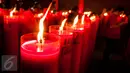 Warga keturunan Tionghoa menyalakan lilin menyambut tahun baru Imlek 2568 di Klenteng Dharma Bhakti, Petak Sembilan Glodok, Jakarta Barat, Jumat (27/1). (Liputan6.com/Gempur M Surya)