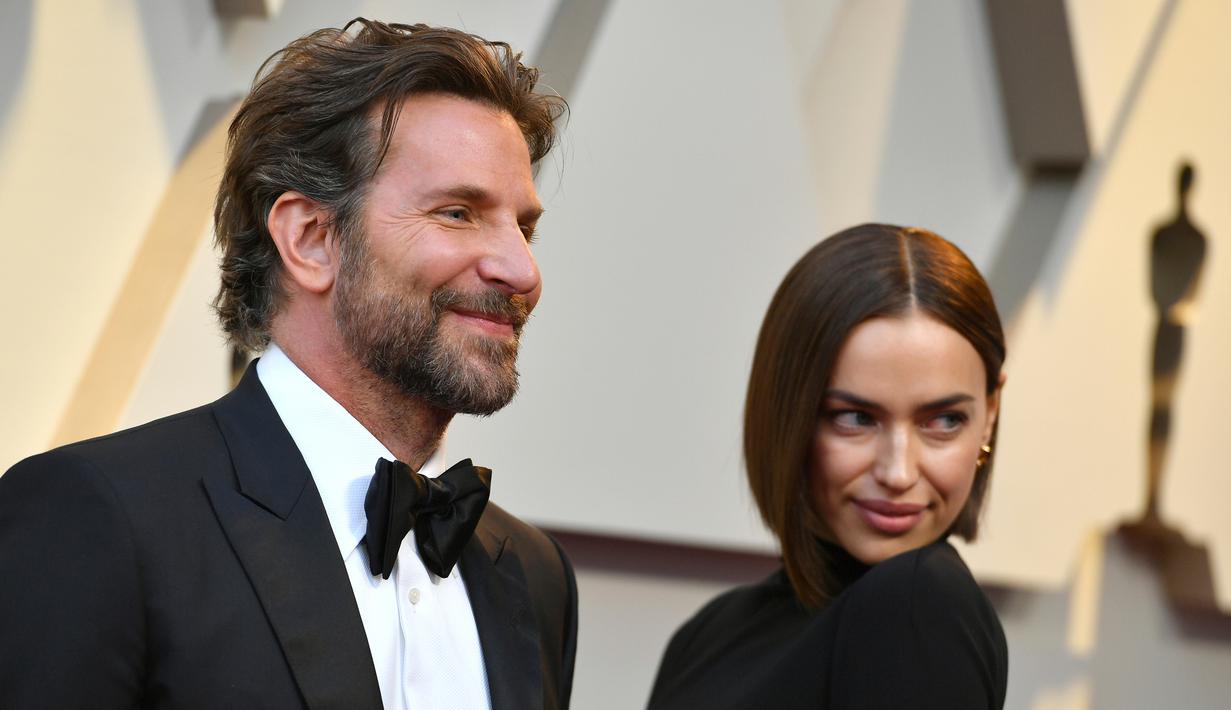 Aktor Bradley Cooper dan model asal Rusia, Irina Shayk  menghadiri perhelatan Oscar 2019 di Dolby Theatre, Los Angeles, Minggu (24/2). Di tengah isu kedekatannya dengan Lady Gaga, Cooper justru tampil mesra dengan Irina Shayk. (Jordan Strauss/Invision/AP)
