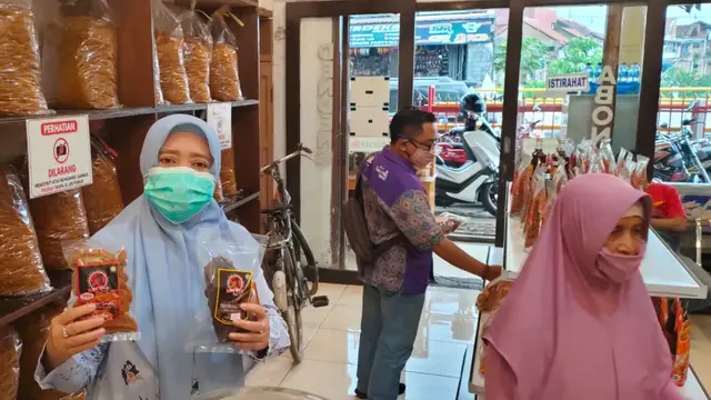 Deretan pengunjung tengah menikmati sajian belanda di gerai Denden Sapi Mak Nio, Muara Sanding, Garut, Jawa Barat.