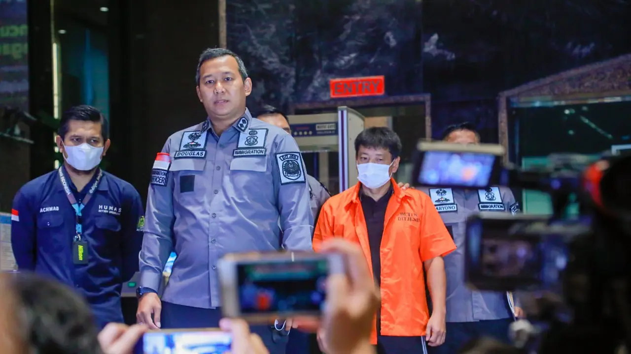 Koordinator Pendetensian dan Pendeportasian Ditjen Imigrasi Douglas Simamora mendeportasi warga Jepang akibat kasus korupsi bansos COVID-19.