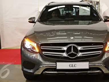 Mobil Mercedes-Benz GLC saat peluncurannya di Pabrik Wanaherang, Bogor, Jawa Barat,  (24/5). Mercedes-Benz mengumumkan dimulainya produksi lokal kendaraan premium model SUV bergaya sporty dan modern Mercedes-Benz GLC. (Liputan6.com/Immanuel Antonius)